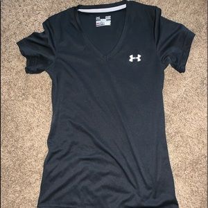 barely worn black under armour short sleeve!